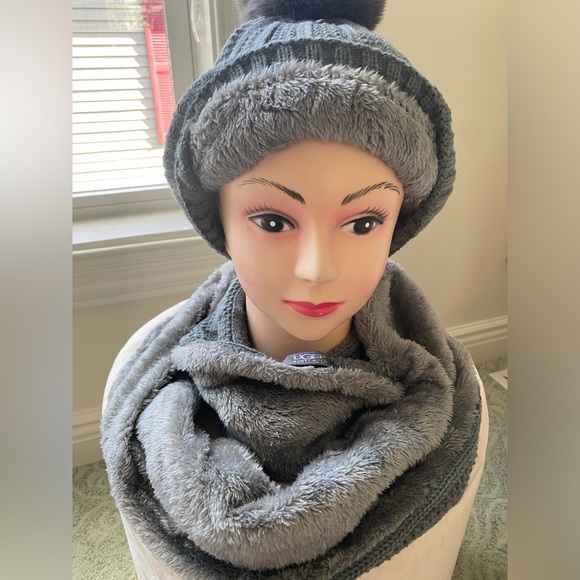 UGG Grey Hat, Infinity Scarf & Glove Set - Picture 2 of 2